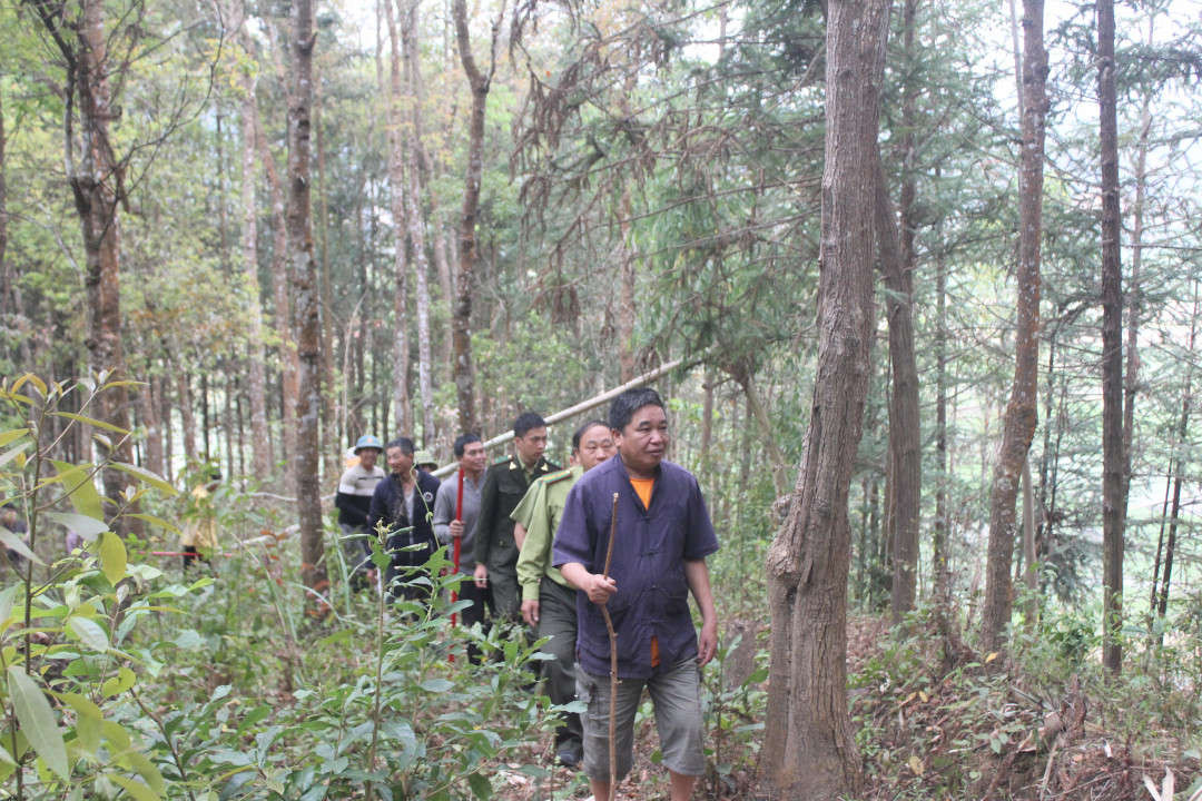 người dân xã Mường Báng, huyện Tủa Chùa tham gia tuần tra bảo vệ rừng.