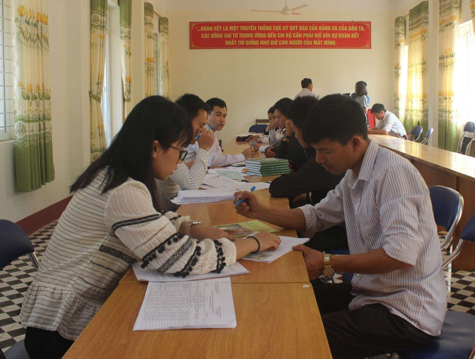 Cán bộ Quỹ Bảo vệ Phát triển rừng, tỉnh Điện Biên tuyên truyền về chính sách chi trả DVMTR.