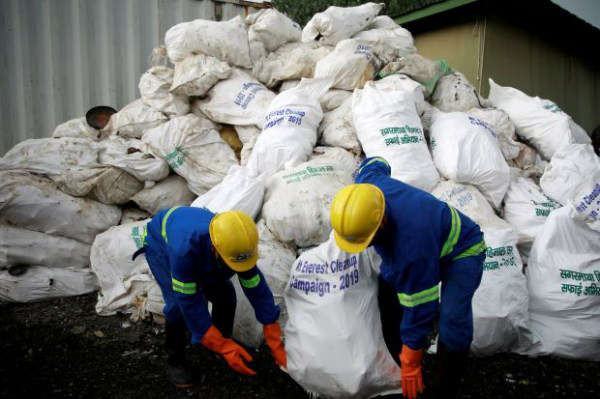 Công nhân của công ty tái chế vận chuyển rác được thu gom từ Núi Everest ở Kathmandu, Nepal vào ngày 5/6/2019. Ảnh: Reuters / Navesh Chitrakar