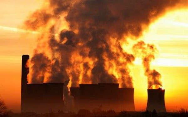 Mặt trời mọc đằng sau nhà máy điện đốt than Fiddlers Ferry ở Liverpool, miền Bắc nước Anh vào ngày 15/12/2008. Ảnh: Reuters / Phil Noble
