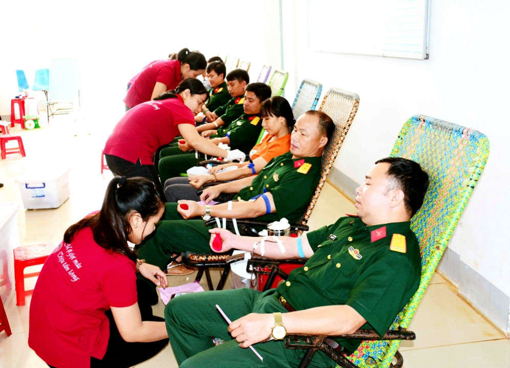 Một số hình ảnh về hoạt động tình nguyện hiến máu ở Binh đoàn 15 (1)