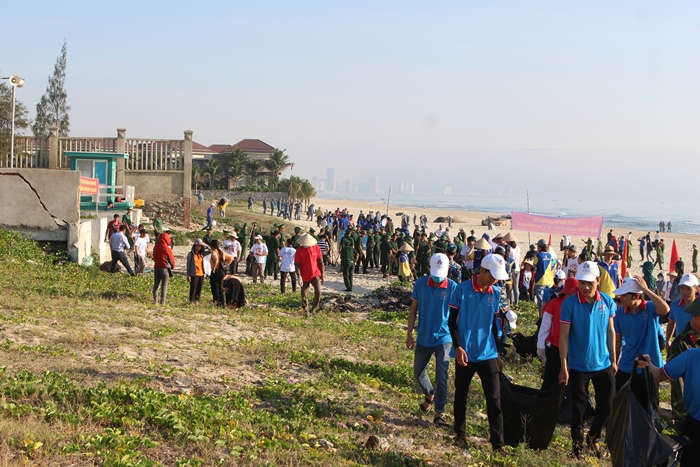 2.000 người ra quân dọn vệ sinh bãi biển