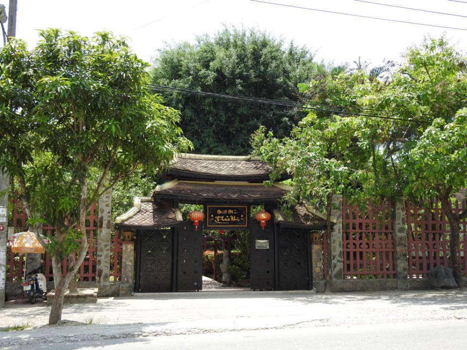 Biệt phủ Thảo Nhi tọa lạc tại thôn Kim Sơn, xã Thủy Bằng, thị xã Hương Thủy