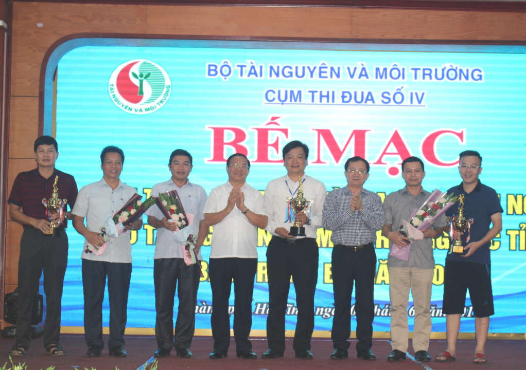 Ông Lê Đình Sơn-Bí thư Tỉnh ủy Hà Tĩnh; ông Đinh Viết Hồng- PCT UBND tỉnh Nghệ An đến dự lễ bế mạc, trao giải cho các vận động viên đọat giải tại Hội thao