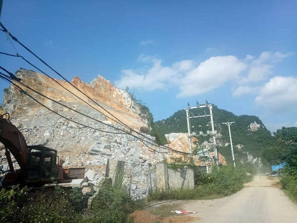 Mỏ đá tại xã Cẩm Sơn (huyện Anh Sơn) của Công ty CP sản xuất Vật liệu Xây dựng Hưng Phúc