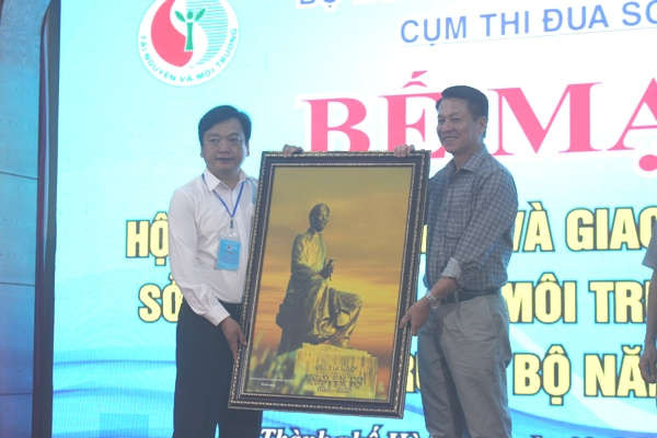Ông Hồ Huy Thanh- Giám đốc Sở TN&MT Hà Tĩnh tặng quà lưu niệm cho Sở TN&MT Quảng Bình cũng như các đoàn về tham dự, lưu lại tình cảm tốt đẹp của con người, mãnh đất Hà Tĩnh
