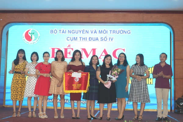 Đội bóng chuyền hơi nữ Sở TN&MT Hà Tĩnh giành giải nhất