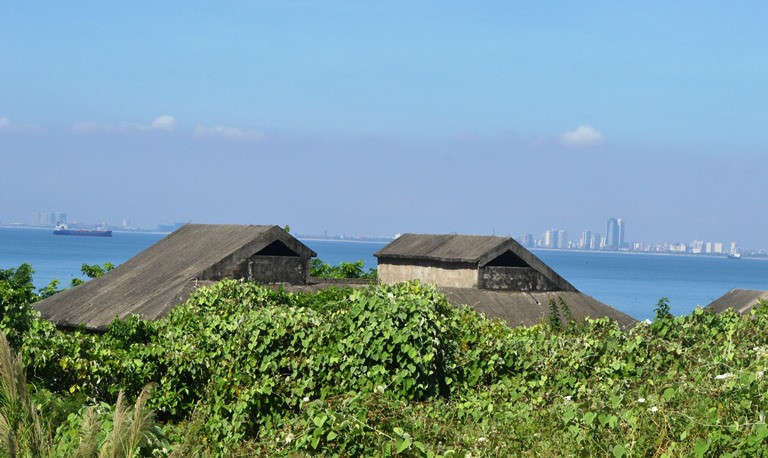 Những công trình xây dựng dở dang, cỏ cây dại mọc khuất lấp tại khu dự án Sơn Trà Resort