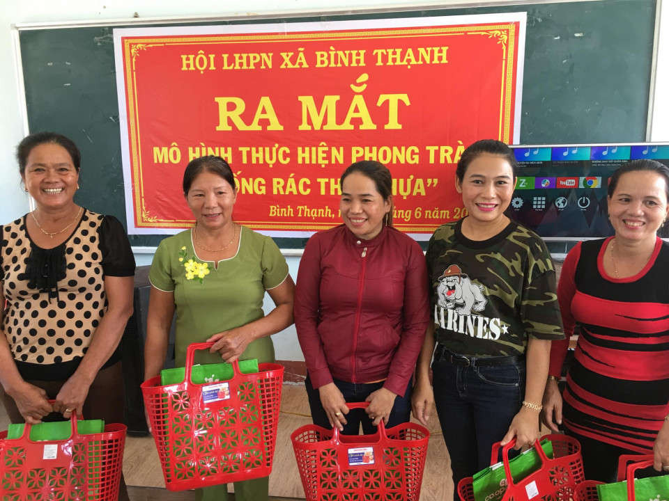 Huyện Bình Sơn tặng giỏ xách đi chợ và túi sinh thái cho phụ nữ