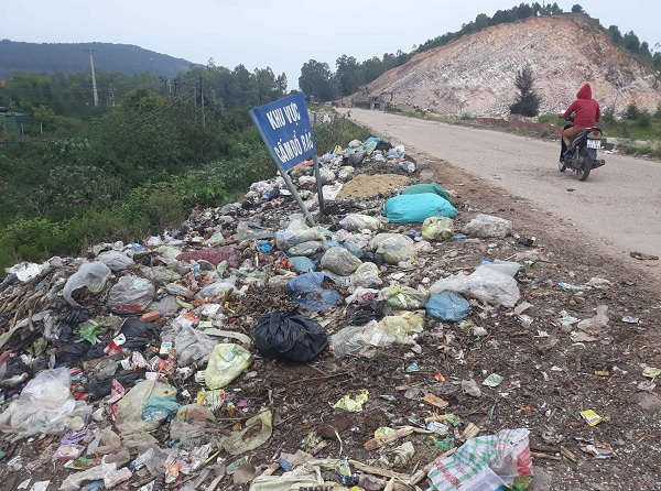 Rác thải đổ bừa bãi tại xóm Đông, xã Nghi Thiết (huyện Nghi Lộc)