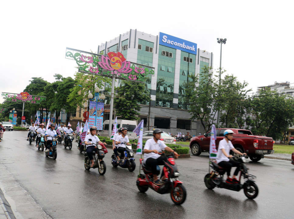 Hơn 100 đoàn viên, thanh niên của Tỉnh Đoàn Lào Cai và các khối đoàn cơ sở đã tham gia buổi diễu hành.