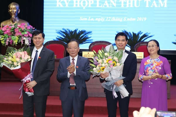 Ông Hoàng Văn Chất - Bí thư Tỉnh ủy Sơn La (thứ 2 từ trái sang) tặng hoa chúc mừng ông Hoàng Quốc Khánh - tân Chủ tịch UBND tỉnh Sơn La (thứ 3 từ trái sang).