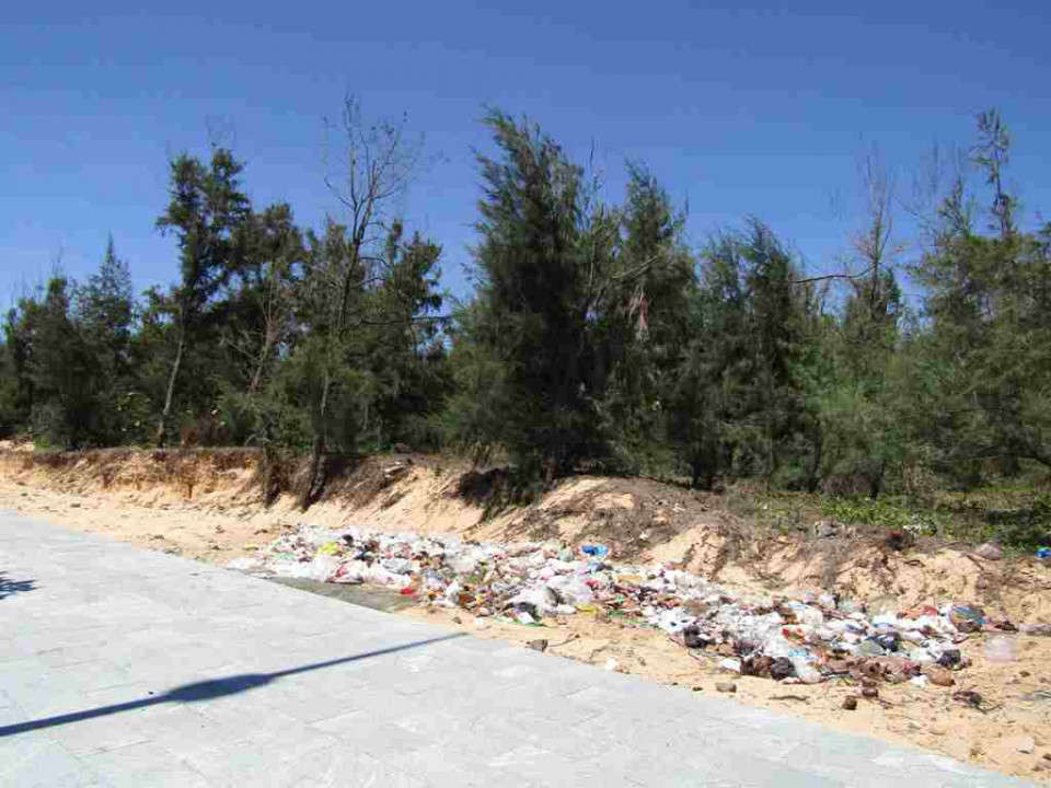 Đường Độc Lập đi vào thành phố Tuy Hòa bên hàng rừng dương rác thải nhựa đổ thành từng đống gây phản cảm