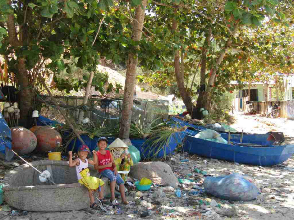 Cù Lao Mái Nhà, xã An Hải, huyện Tuy An đang bị rác đe dọa