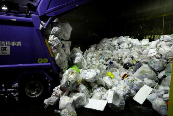 Một chiếc xe tải đổ chất thải nhựa để tái chế tại Trung tâm tái chế tài nguyên Minato ở Tokyo, Nhật Bản vào ngày 10/6/2019. Ảnh: Reuters / Kim Kyung-Hoon