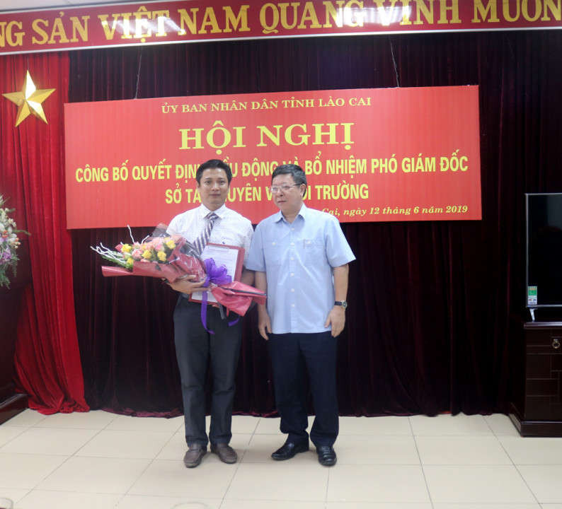Ông Phạm Bình Mình, tân PGĐ sở TN&MT Lào Cai nhận quyết định bổ nhiệm.