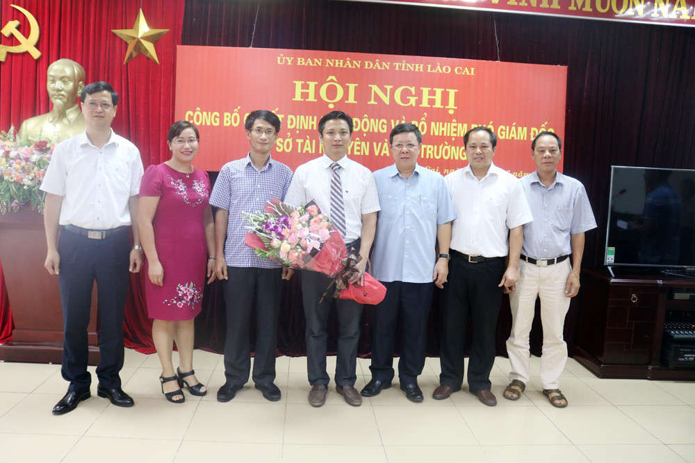Ông Phạm Bình Minh chụp ảnh cùng Ban giám đốc Sở TN&MT Lào Cai.