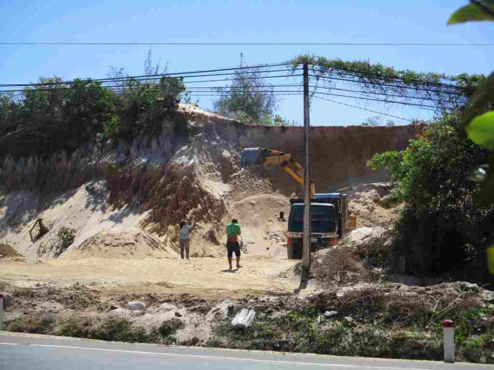 Hoạt động khai thác cát tại thửa đất của hộ ông Nguyễn Thanh Hải, tại thôn Hòa Phú, xã Xuân Hòa, thị xã Sông Cầu ngay mặt đường QL.1D