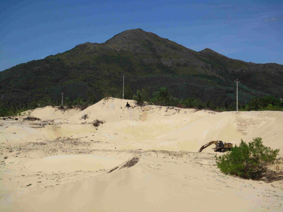 Khu đồi cát gần Đồn công an Đông Bắc Sông Cầu, DNTN Phục Hưng đã oanh tạc gần hết trữ lượng cát khai thác, để lại nhiều hố sâu nguy hiểm