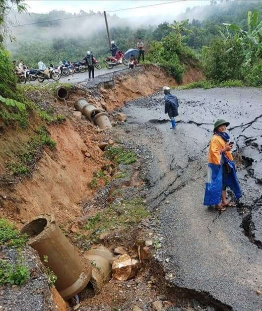 Tỉnh lộ 132, thuộc địa phận xã Bản Lang, huyện Phong Thổ, tỉnh Lai Châu đã xảy ra sự cố sạt đường sau mưa lớn.