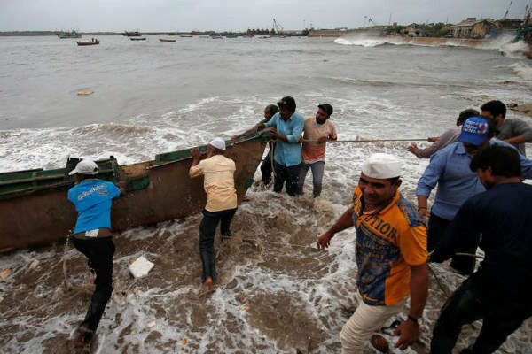 Ngư dân di chuyển thuyền đánh cá đến nơi an toàn hơn để đề phòng bão Vayu đổ bộ tại Veraval, Ấn Độ, ngày 12/6/2019. Ảnh: Reuters / Amit Dave
