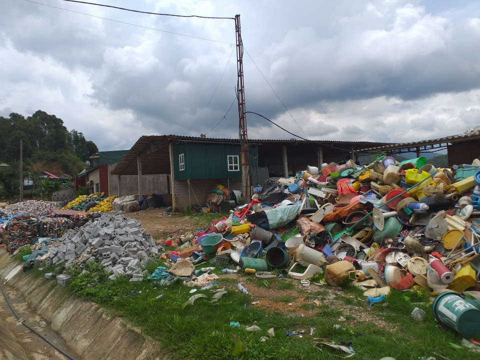 Khu vực thu mua rác thải nhựa tại xã Nà Tấu, huyện Điện Biên.