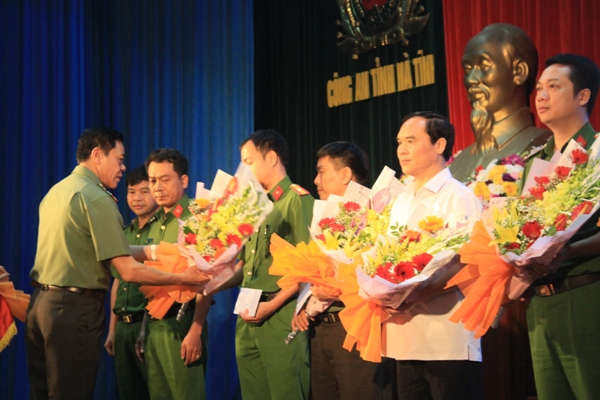Đại tá Võ Trọng Hải- Giám đốc Công an tỉnh Hà Tĩnh trao thưởng cho lực lượng tham gia phá án