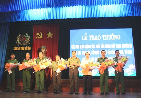 Đại tá Võ Trọng Hải- Giám đốc Công an tỉnh Hà Tĩnh trao thưởng cho lực lượng tham gia phá án