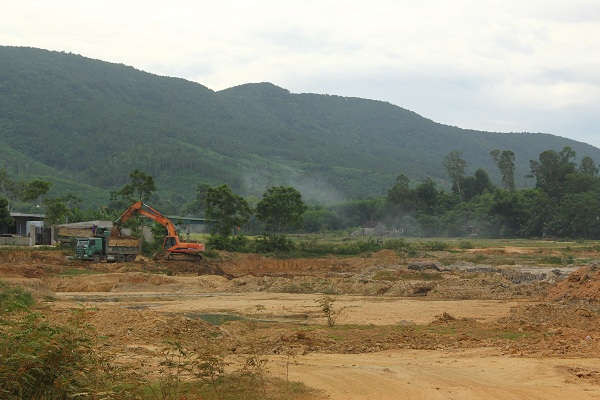 Đập Vũng Trắng ở xã Nghi Văn (huyện Nghi Lộc) bồi lấp và bị cạn trơ đáy, chính quyền đang khẩn trương tiến hành nạo vét để tích nước