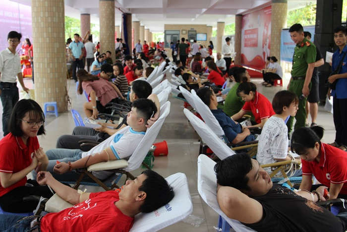 1. Người dân tham gia hiến máu tại ngày hội