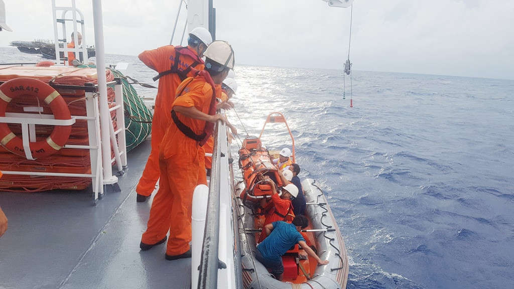 Ngư dân gặp nạn được chuyển sang tàu SAR 412 để trong tình trạng nguy kịch