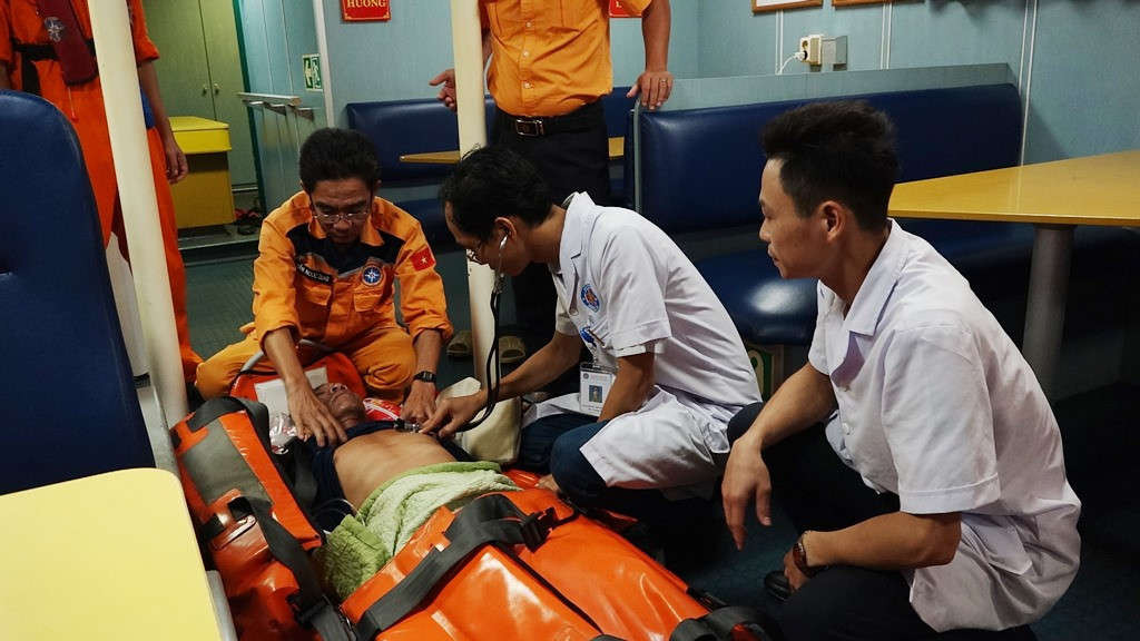 Bệnh nhân Lê Thảo được ê kíp bác sỹ bệnh viện 199 chăm sóc tích cực sau ca cấp cứu