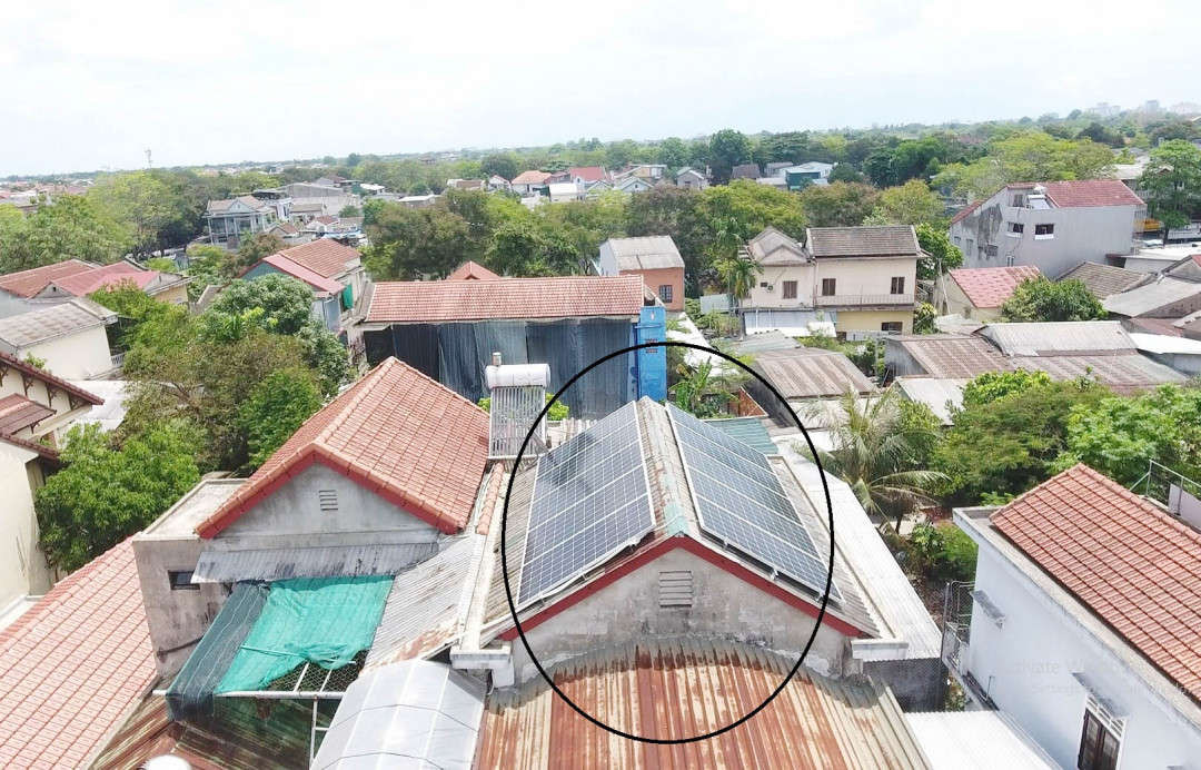 Hệ thống điện mặt trời trên mái nhà vừa được lắp đặt ở đường Yết Kiêu- TP. Huế