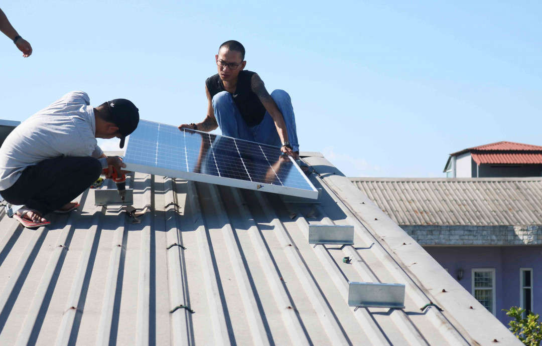Lắp đặt điện mặt trời mái nhà đang được Thừa Thiên Huế hỗ trợ tối đa cho người dân, doanh nghiệp