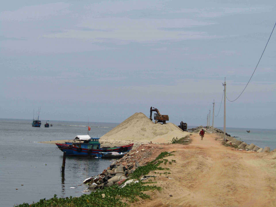 Huyện Hoài Nhơn đang tiến hành nạo vét lượng cát khá lớn dưới biển để tàu thuyền ra vào cửa biển Tam Quan dễ dàng, thuận tiện hơn
