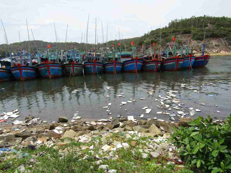 Cửa biển Tam Quan không chỉ bị cát vùi lấp, mà rác thải nhựa, rác thải sinh hoạt đang nuốt chửng 