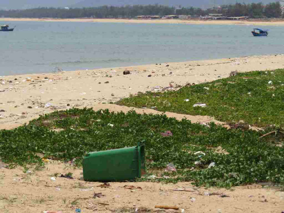 Thùng rác nằm chỏng chơ trên bãi biển Tam Quan 