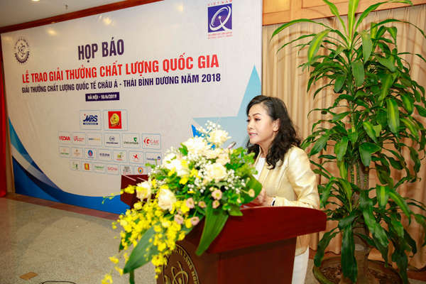 Bà Trần Uyên Phương, Phó Tổng Giám đốc Tập đoàn Nước giải khát Tân Hiệp Phát chia sẻ tại buổi Họp báo