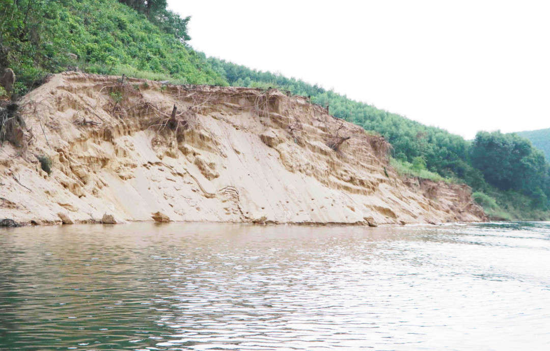 Khai thác cát sỏi khiến hai bên bờ sông Bồ sạt lở