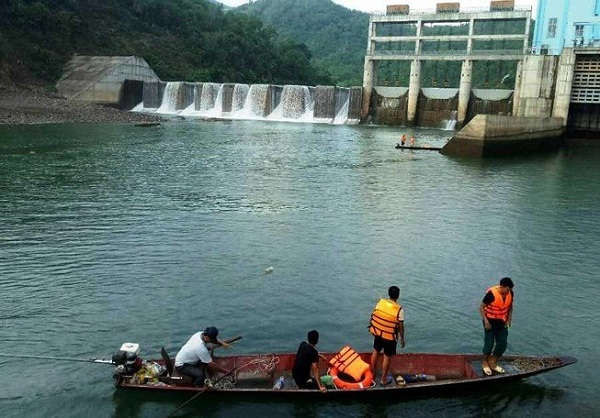 Tìm kiếm thi thể anh Vi Văn May, ở bản Xiêng Hương, xã Xá Lượng (Tương Dương) bị đuối nước do thủy điện Nậm Nơn xả nước không có còi báo hiệu