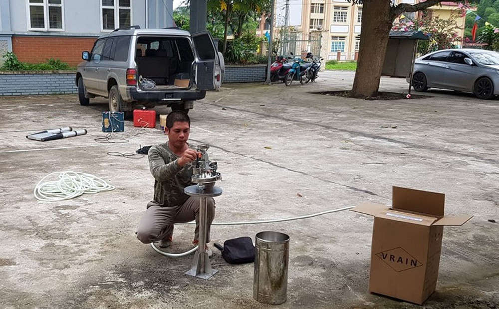 Kỹ thuật viên đang kiểm tra và lắp đặt thiết bị do mưa tự động tại xá Cam Đường, thành phố Lào Cai.
