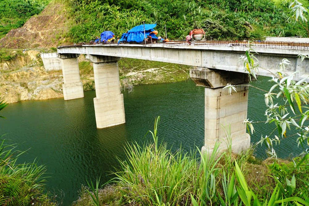 Dự án cầu Khe Leng ( hợp phần trên tuyến giao thông nối xã Zuôi với xã Lăng) được nghiệm thu từ năm 2016 nhưng đến nay vẫn chưa hoàn thành