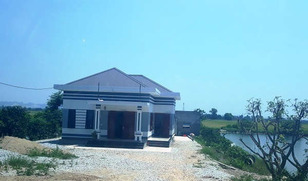 Ngôi nhà mái thái kiên cố của hộ ông Phạm Tuấn Anh được xây dựng trên đất nông nghiệp.