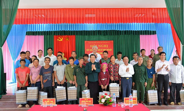 Phó Chủ tịch Thường trực Quốc hội Tòng Thị Phóng cũng trao tặng 33 suất quà cho gia đình chính sách và các xã của huyện Vân Hồ