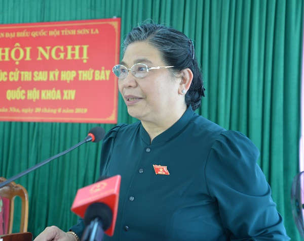 Phó Chủ tịch Thường trực Quốc hội Tòng Thị Phóng phát biểu tại hội nghị tiếp xúc cử tri