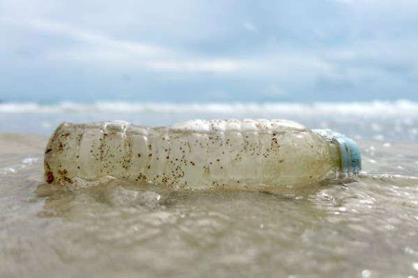 Một chai nhựa bị nước biển cuốn trôi tại bãi biển Ao Phrao, trên đảo Ko Samet, Thái Lan vào ngày 10/6/2018. Ảnh: Reuters / Jorge Silva