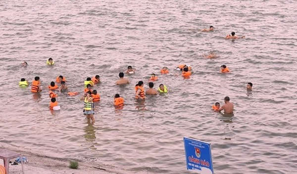 Người dân đổ xô ra sông Lam tắm mát do nắng nóng trong những ngày qua vô tình tiềm ẩn nguy cơ đuối nước