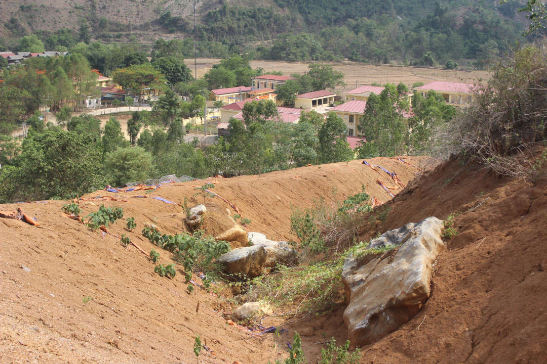 Hơn 60 hộ dân bản Pa Xa Xá, xã Pa Thơm nằm trong vùng có nguy cơ sạt lở.