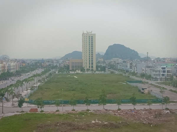 Khu đất của Công ty TNHH MTV Đầu tư phát triển Nguyễn Kim Thanh Hóa tại phường Đông Vệ, thành phố Thanh Hóa. Được UBND tỉnh cho thuê đất theo Quyết định số 1400/QĐ-UBND ngày 17/4/2015, nhưng đến nay cũng chỉ là bãi đất trống