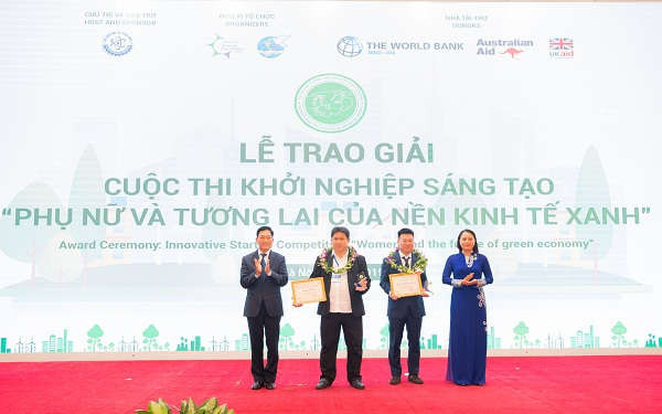 Chủ tịch Hội Liên hiệp Phụ nữ Việt Nam Nguyễn Thị Thu Hà và Thứ trưởng Bộ Khoa học và Công nghệ Trần Văn Tùng trao giải cho đơn vị được vinh danh trong hạng mục Giải Sáng tạo